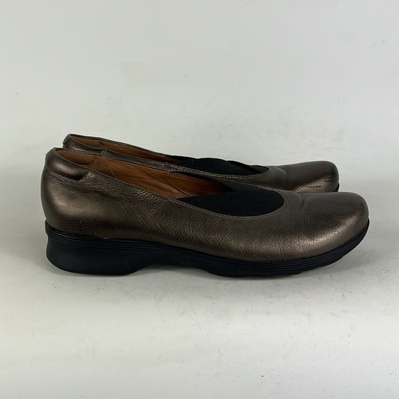 Clarks leather metallic bronze gold round toe slip on shoes us women's size 8 - Picture 2 of 10